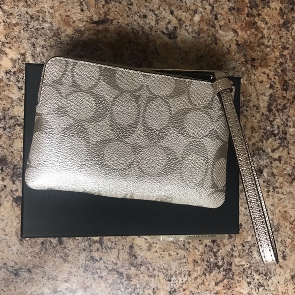 NWT Coach Wristlet - Picture 5 of 6